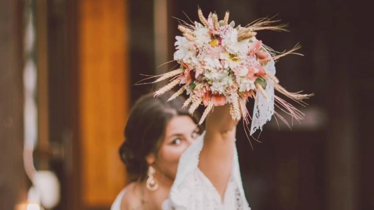 5 alternatives originales au lancer de bouquet de mariée