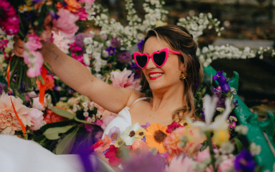 Mariage fun, audacieux et coloré au Château de Mouillepied