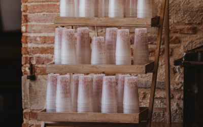 Petit Mariage entre Amis : des gobelets personnalisés et bien plus encore