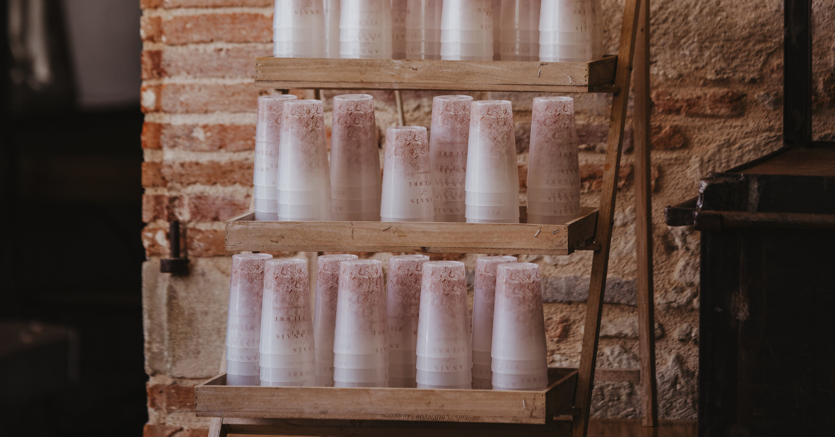 Petit Mariage entre Amis : des gobelets personnalisés et bien plus encore