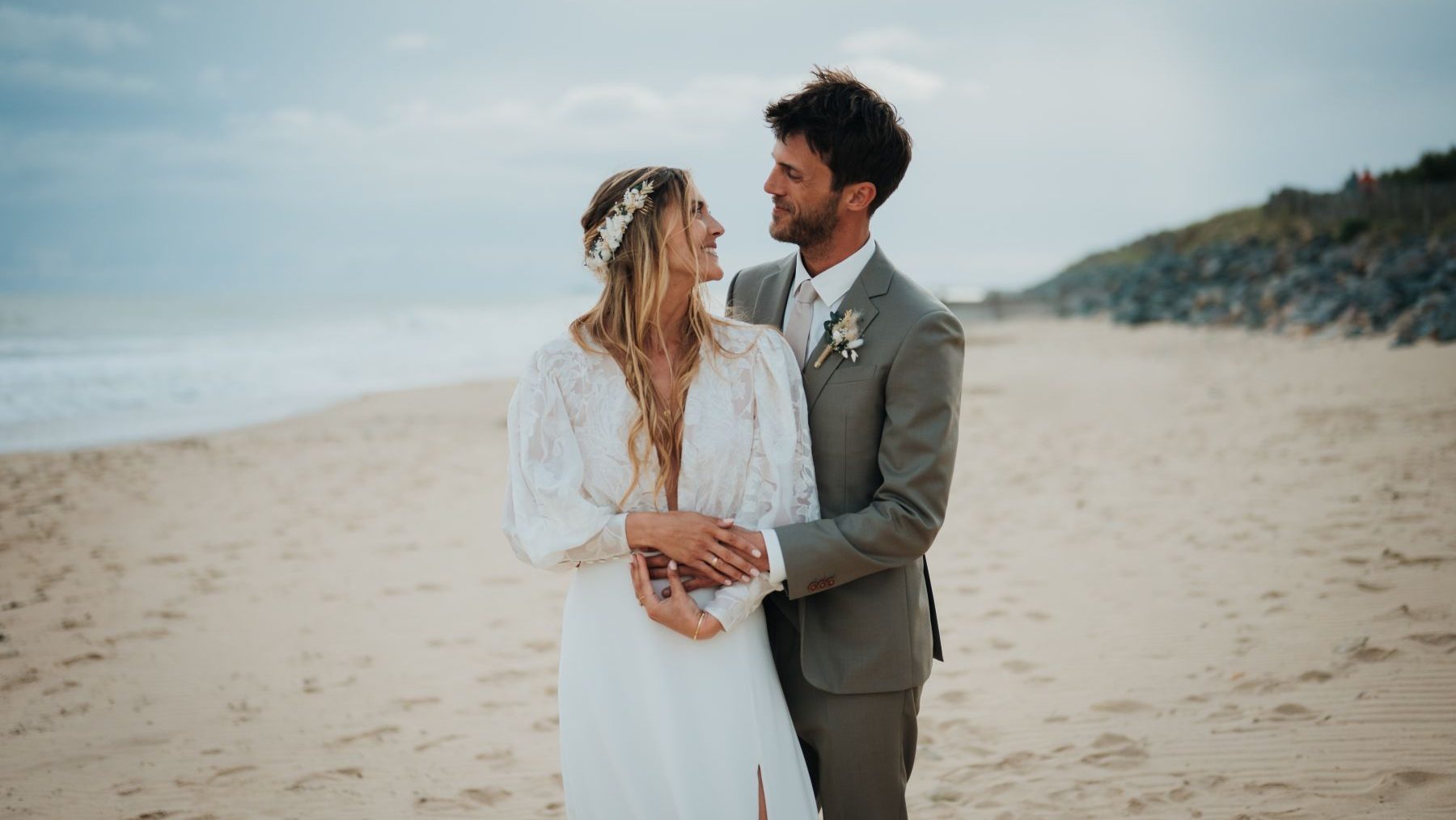 Romane & Chris ~ Mariage sur l’Île de Ré, les pieds dans le sable